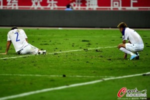 球速体育- 朗斯主场草皮质量遭质疑，球员集体投诉联盟  