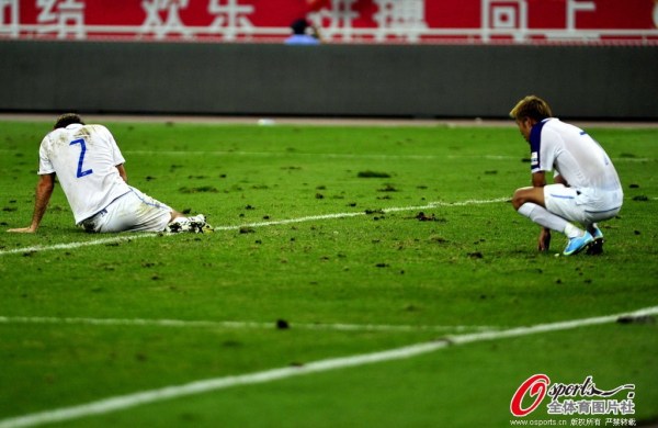  朗斯主场草皮质量遭质疑，球员集体投诉联盟  